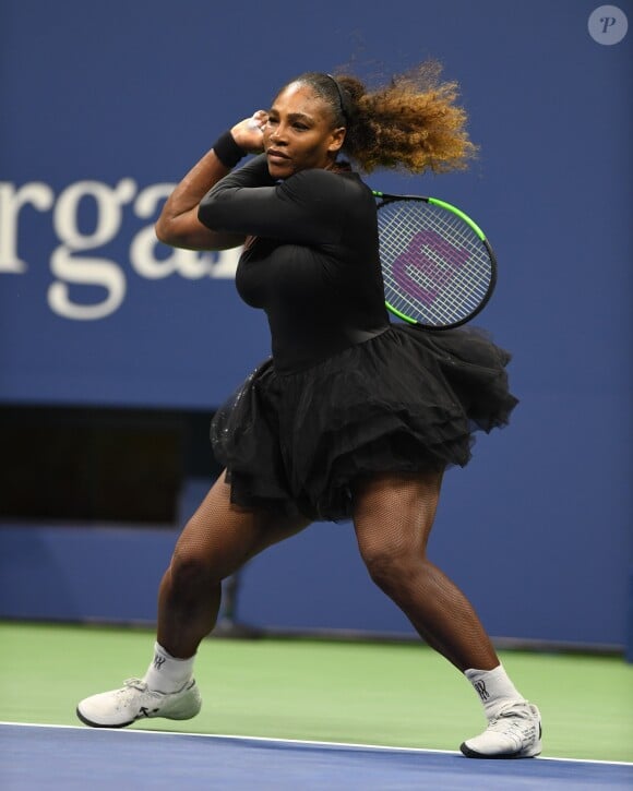 Serena Williams lors du premier tour de l'US Open 2018 contre la polonaise M.Linette au Centre national de tennis USTA Billie Jean King à New York. Serena porte une tenue signée Nike x Virgil Abloh (Off-White), le 27 aout 2018.