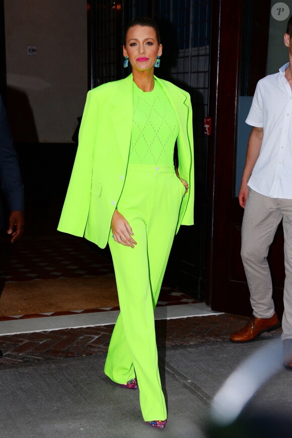 Blake Lively quitte l'hôtel Greenwich à New York, entièrement habillée en Versace. Le 17 août 2018.