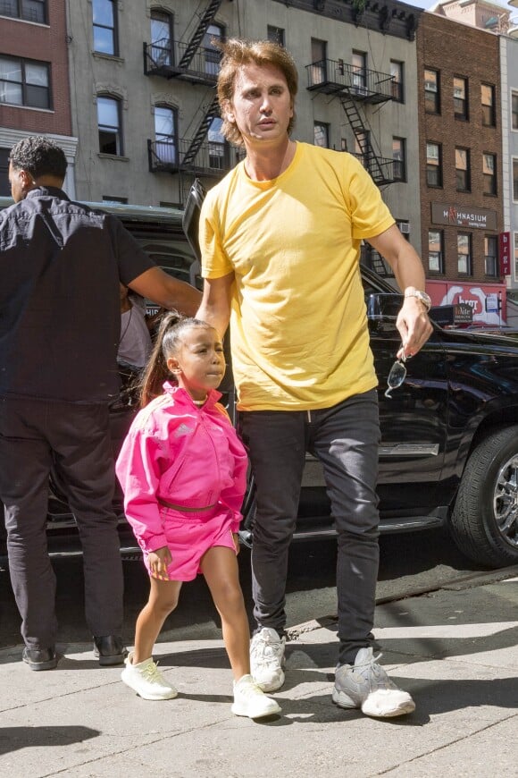 La fille de Kim Kardashian et Kanye West, North West, porte une veste et un short adidas x Gosha Rubchinskiy à New York, le 14 juin 2018.