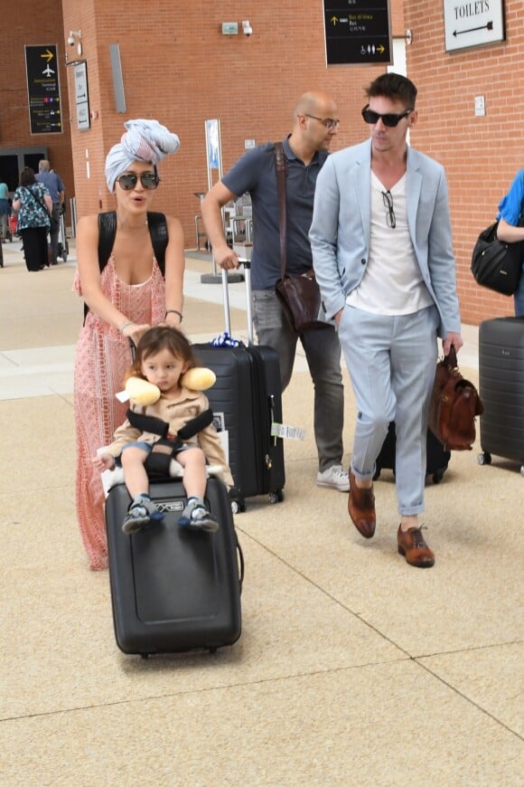 Jonathan Rhys Meyers, Mara Lane et leur fils Wolf - Les célébrités arrivent à l'aéroport de Venise à l'occasion de la 75ème édition du Festival du Film International de Venise, le 29 aout 2018.