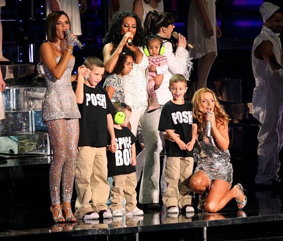 Les Spice Girls avec leurs enfants Brooklyn, Romeo, Cruz, Phoenix, Angel Iris et Beau lors de leur concert à Londres en 2007.
