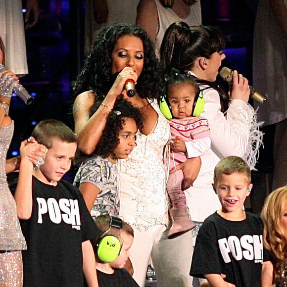 Les Spice Girls avec leurs enfants Brooklyn, Romeo, Cruz, Phoenix, Angel Iris et Beau lors de leur concert à Londres en 2007.