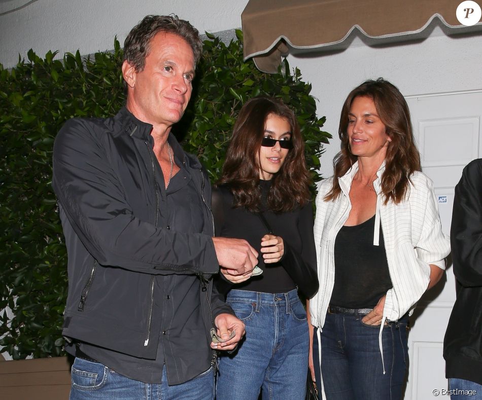 Exclusif - Kaia Gerber est allée diner avec ses parents Cindy Crawford