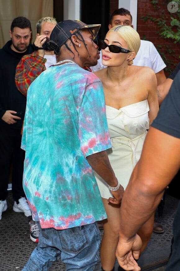 Kylie Jenner et son compagnon Travis Scott se tiennent la main alors qu'ils quittent l'Hôtel Mercer à New York. Les amoureux échangent un baiser avant de passer la journée séparément, le 21 aout 2018.
