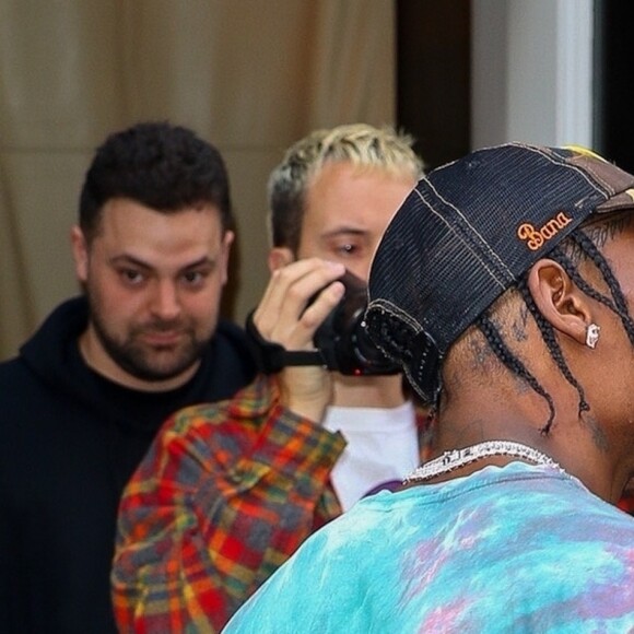 Kylie Jenner et son compagnon Travis Scott se tiennent la main alors qu'ils quittent l'Hôtel Mercer à New York. Les amoureux échangent un baiser avant de passer la journée séparément, le 21 aout 2018.