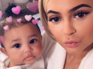 Kylie Jenner : Sa petite Stormi, si potelée, est toujours "accrochée" à elle
