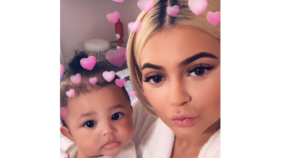 Kylie Jenner : Sa petite Stormi, si potelée, est toujours "accrochée" à elle