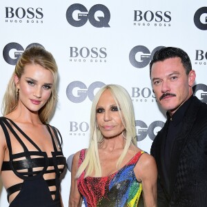 Rosie Huntington-Whiteley, Donatella Versace et Luke Evans à la soirée des GQ Men of the Year 2018 à la Tate Modern, à Londres le 5 septembre 2018.