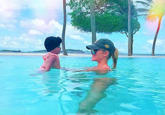 Khloé Kardashian et sa fille True s'amusent dans l'eau en vacances. Septembre 2018.