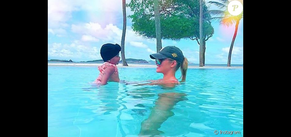Khloé Kardashian et sa fille True s&#039;amusent dans l&#039;eau en vacances. Septembre 2018.