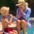 Amélie Neten et son fils Hugo au bord de la piscine - Instagram, 15 août 2018