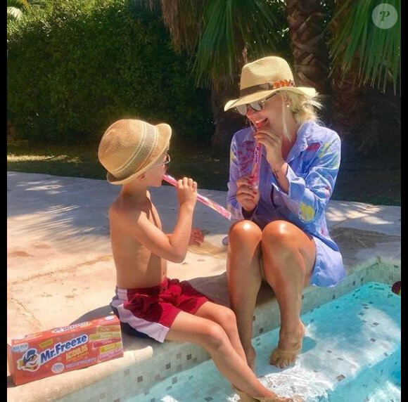 Amélie Neten et son fils Hugo au bord de la piscine - Instagram, 15 août 2018