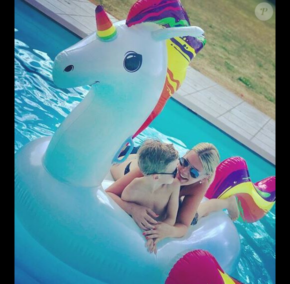 Amélie Neten et son fils Hugo à la piscine - 27 juillet 2018