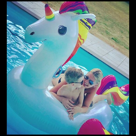 Amélie Neten et son fils Hugo à la piscine - 27 juillet 2018