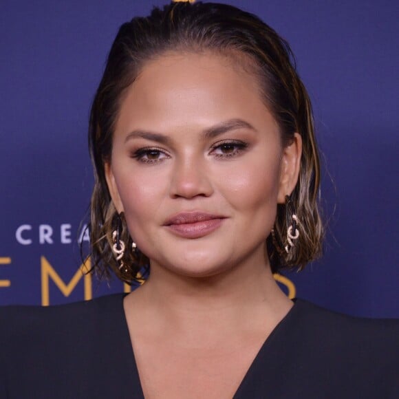 Chrissy Teigen aux Primetime Creative Arts Emmy Awards au Microsoft Theater à Los Angeles, le 9 septembre 2018.