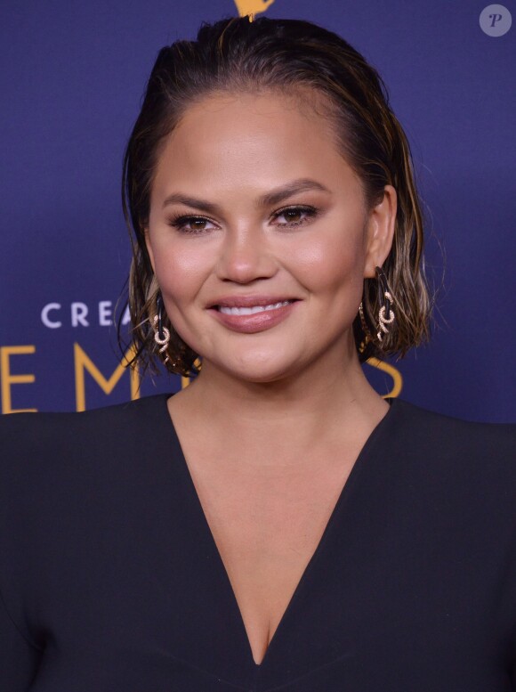 Chrissy Teigen aux Primetime Creative Arts Emmy Awards au Microsoft Theater à Los Angeles, le 9 septembre 2018.