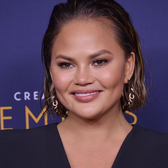 Chrissy Teigen aux Primetime Creative Arts Emmy Awards au Microsoft Theater à Los Angeles, le 9 septembre 2018.