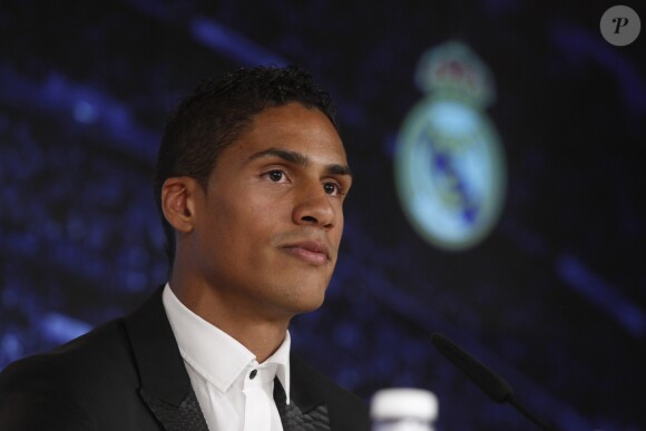 Raphaël Varane annonce qu'il prolonge son contrat avec le Real Madrid jusqu'en 2022 lors d'une conférence de presse au stade Santiago Bernabeu à Madrid, le 28 septembre 2017.