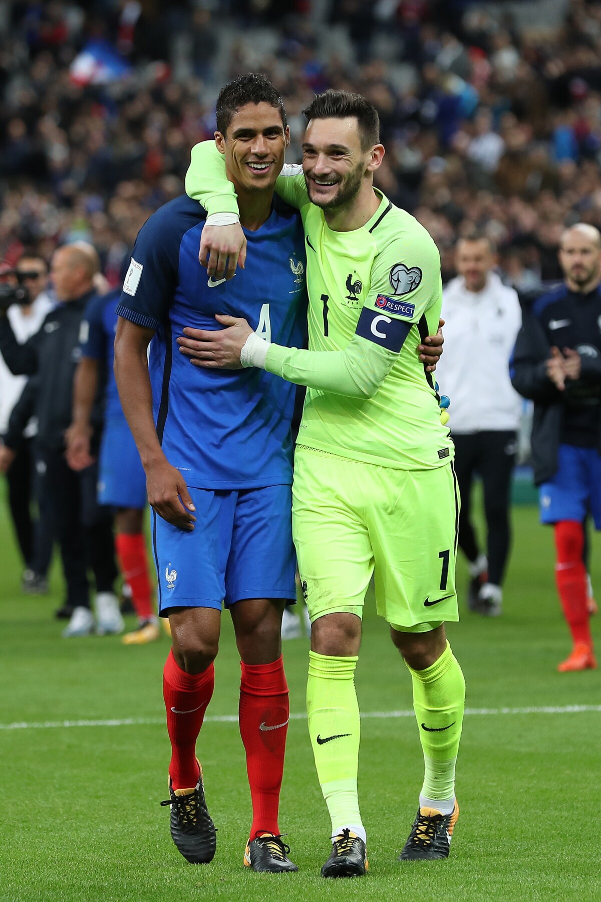 Photo Raphaël Varane Hugo Lloris Les Joueurs De Léquipe De France Manifestent Leur Joie 