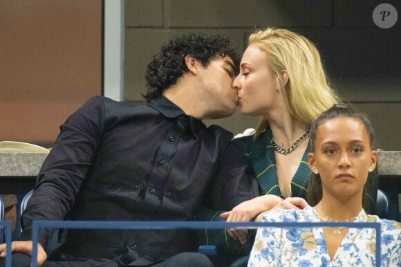 Joe Jonas et sa fiancée Sophie Turner s'embrassent dans les tribunes de l'US Open à New York, le 31 aout 2018.