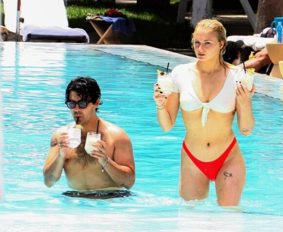 Exclusif - Joe Jonas et sa fiancée Sophie Turner passent une journée à la piscine de leur hôtel Delano à Miami. Le 13 août 2018