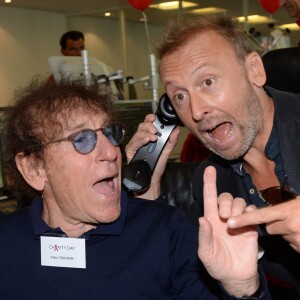 Alain Souchon et son fils Pierre lors de la 14e édition du Charity Day dans la salle des marchés de la société de courtage Aurel BGC au profit des 7 associations participantes à Paris, le 11 septembre 2018. © Veeren/Bestimage