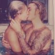 Justin Bieber et Hailey Baldwin s'embrassent dans une piscine. Photo postée le 14 juillet 2018.