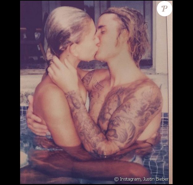 Justin Bieber et Hailey Baldwin s'embrassent dans une piscine. Photo postée le 14 juillet 2018.