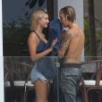 Justin Bieber et Hailey Baldwin très complice sur la terrasse d'une maison de location à Miami, Floride, le 11 juin 2018. Ils sont rentrés de boîte de nuit à 3h du matin. Justin et Hailey sont à Miami pour la conférence "VOUS", une conférence religieuse chrétienne  Justin Bieber and Hailey Baldwin are spotted getting cozy on his rental mansion balcony in Miami. The couple were photographed at 3AM leaving a nightclub this morning11/06/2018 - Miami