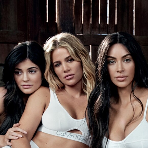 Kylie Jenner (enceinte), Khloé (enceinte) et Kim Kardashian posent pour une campagne Calvin Klein. 2018.