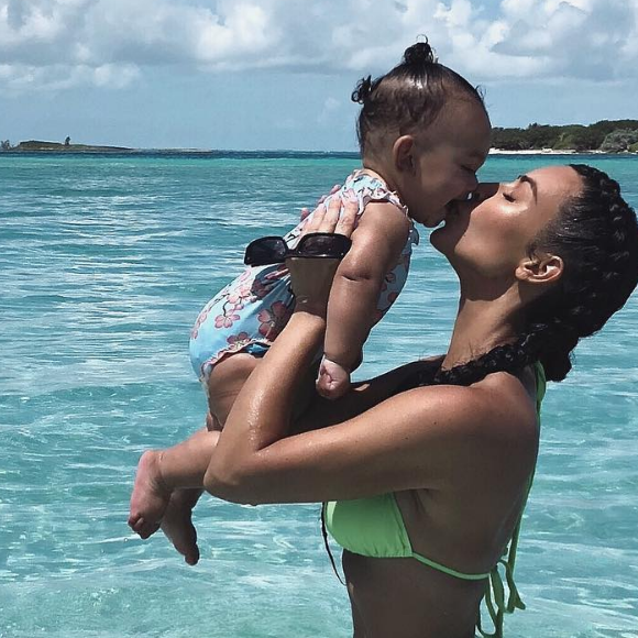 Kim Kardashian et sa fille Chicago. Septembre 2018.