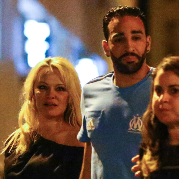 Exclusif - Pamela Anderson et son nouveau compagnon le footballeur français Adil Rami vont dîner en amoureux au restaurant "la Villa" après la victoire de l'OM contre Toulouse (2-0) , Marseille le 24 septembre 2017.