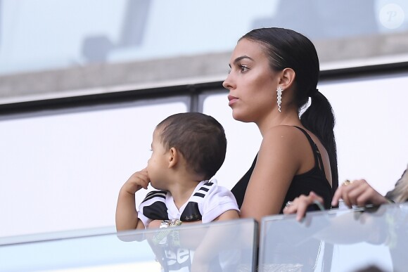 Georgina Rodriguez avec Mateo, le fils de Cristiano Ronaldo, à l'Allianz Stadium de Turin pour le match Juventus de Turin- Sassuolo le 16 septembre 2018.
