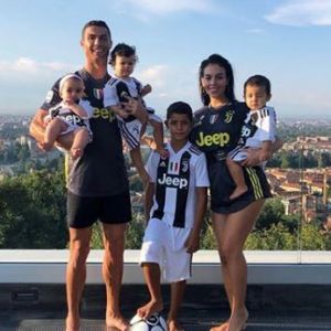 Cristiano Ronaldo pose avec sa compagne Georgina Rodriguez et ses quatre enfants Cristiano Jr, Mateo, Eva et Alana Martina. Tous sont aux couleurs de la Juventus de Turin. Instagram, le 21 août 2018.