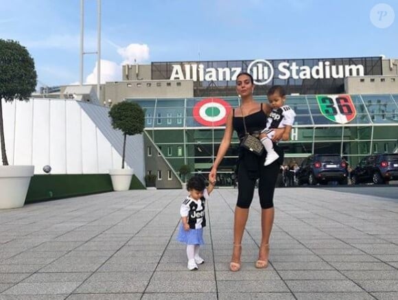 Georgina Rodriguez avec Eva et Mateo, les jumeaux de Cristiano Ronaldo, à l'Allianz Stadium de Turin pour le match Juventus de Turin- Sassuolo le 16 septembre 2018.