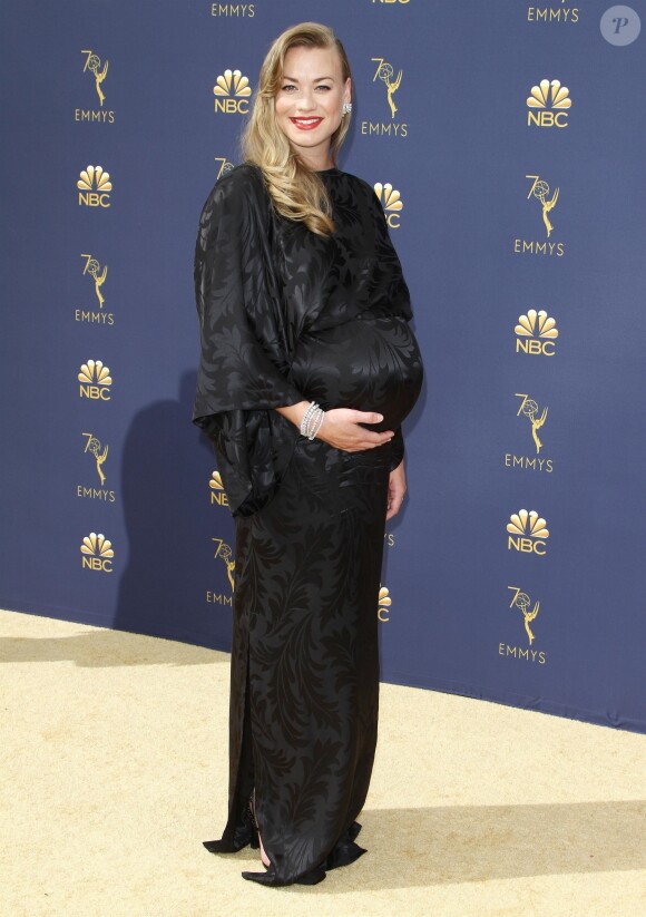 Yvonne Strahovski, enceinte, sur le tapis rouge des 70e Primetime Emmy Awards à Los Angeles, le 17 septembre 2018.
