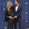 Yvonne Strahovski, enceinte, et son époux Tim Loden sur le tapis rouge des 70e Primetime Emmy Awards à Los Angeles, le 17 septembre 2018.