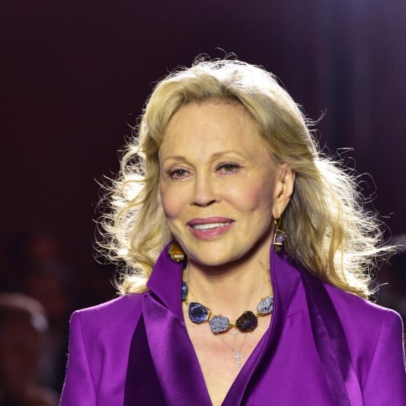 Faye Dunaway - Défilé du gala de charité "Fashion for Relief" lors du 70ème festival de Cannes à l'aéroport de Cannes-Mandelieu le 21 mai 2017.