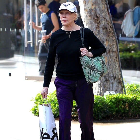 Exclusif - Faye Dunaway, méconnaissable, dans les rues de The grove à Hollywood, le 7 avril 2017.