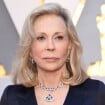 Faye Dunaway joue les divas capricieuses chez son coiffeur favori