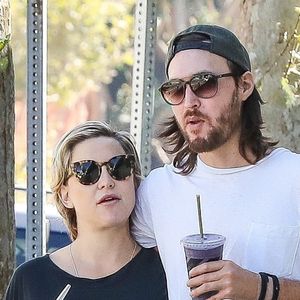 Exclusif - Kate Hudson très enceinte et son compagnon Danny Fujikawa se baladent en mangeant des fruits dans les rues de Brentwood, le 14 septembre 2018.