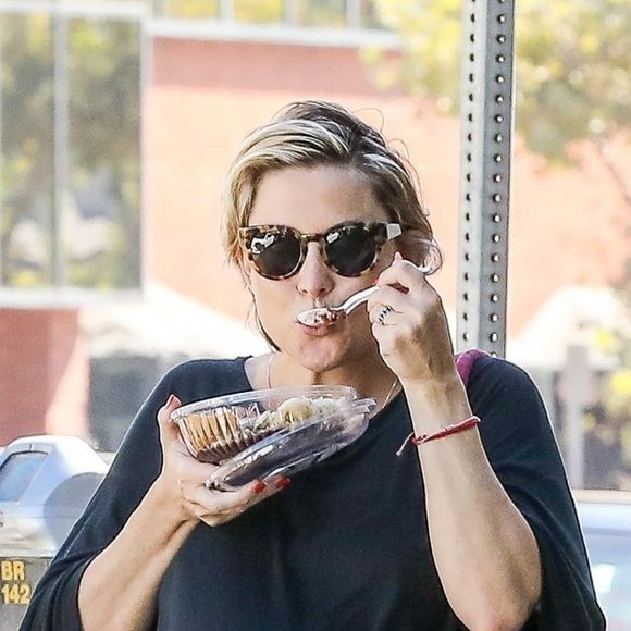 Exclusif - Kate Hudson très enceinte et son compagnon Danny Fujikawa se baladent en mangeant des fruits dans les rues de Brentwood, le 14 septembre 2018.