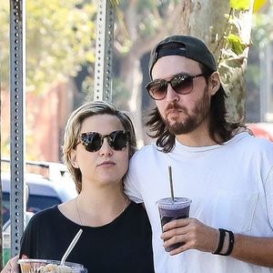 Exclusif - Kate Hudson très enceinte et son compagnon Danny Fujikawa se baladent en mangeant des fruits dans les rues de Brentwood, le 14 septembre 2018.