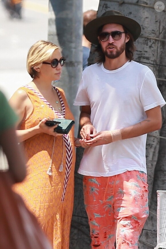 Exclusif - No web - Kate Hudson enceinte et son compagnon Danny Fujikawa sont allés déjeuner en amoureux au restaurant à Santa Monica, le 10 août 2018.