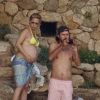 Exclusif  - Kate Hudson, enceinte, avec son compagnon Danny Fujikawa et des amis sur la plage de Skiathos. Kurt Russell et sa femme Goldie Hawn les ont rejoint sur la plage. Grèce, le 19 juin 2018.