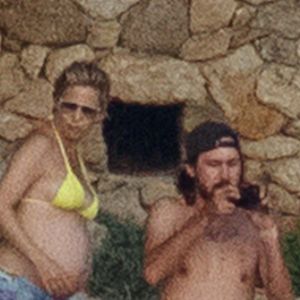 Exclusif  - Kate Hudson, enceinte, avec son compagnon Danny Fujikawa et des amis sur la plage de Skiathos. Kurt Russell et sa femme Goldie Hawn les ont rejoint sur la plage. Grèce, le 19 juin 2018.