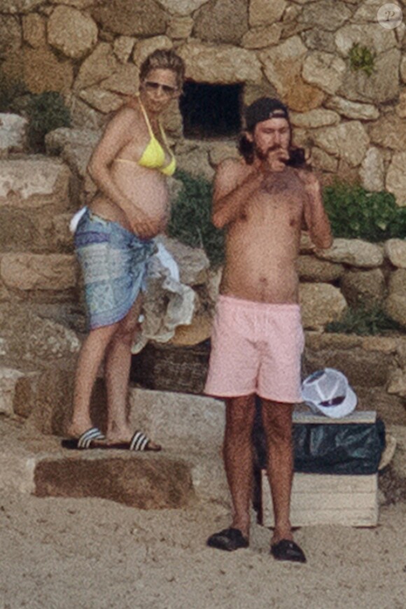 Exclusif  - Kate Hudson, enceinte, avec son compagnon Danny Fujikawa et des amis sur la plage de Skiathos. Kurt Russell et sa femme Goldie Hawn les ont rejoint sur la plage. Grèce, le 19 juin 2018.