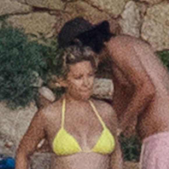 Exclusif - Kate Hudson, enceinte, avec son compagnon Danny Fujikawa et des amis sur la plage de Skiathos. Kurt Russell et sa femme Goldie Hawn les ont rejoint sur la plage. Grèce, le 19 juin 2018.