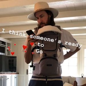 Kate Hudson photographie son compagnon Danny Fujikawa en train de tester le porte-bébé avant la naissance de leur premier enfant. Le 18 septembre 2018.