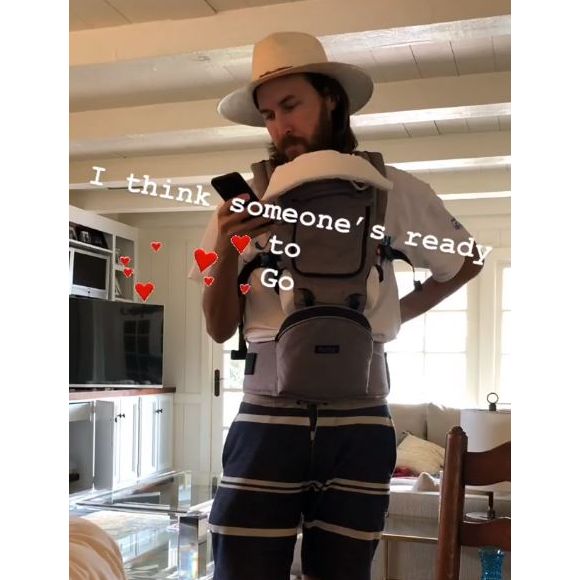 Kate Hudson photographie son compagnon Danny Fujikawa en train de tester le porte-bébé avant la naissance de leur premier enfant. Le 18 septembre 2018.